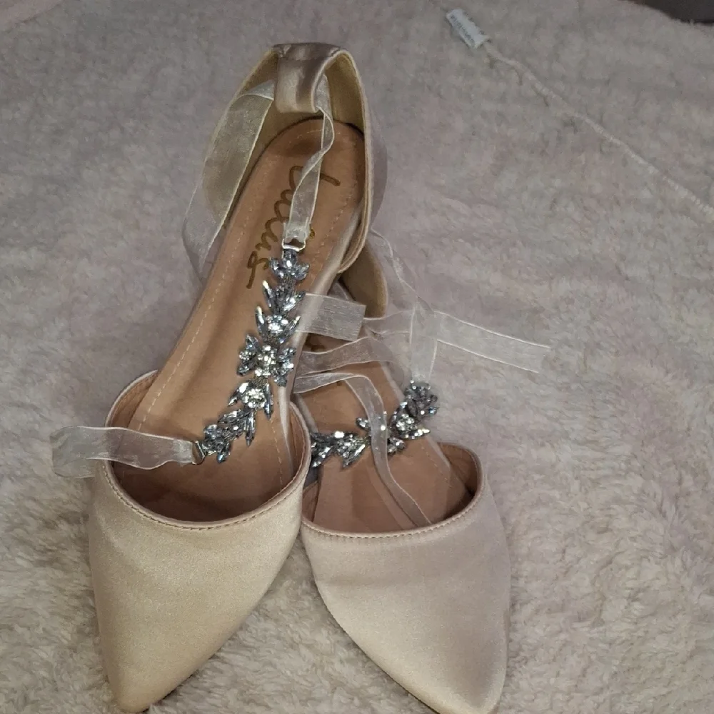 Lulu's Elegant Beige Flats - Picture 2 of 6